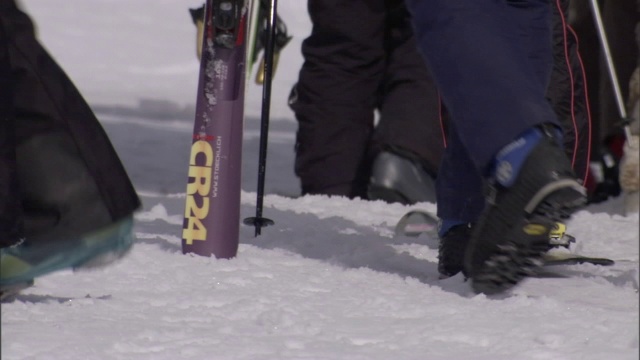 滑雪者步行去他们的目的地。视频素材