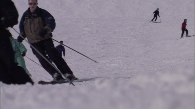 滑雪者从多雪的山上滑下来。视频素材