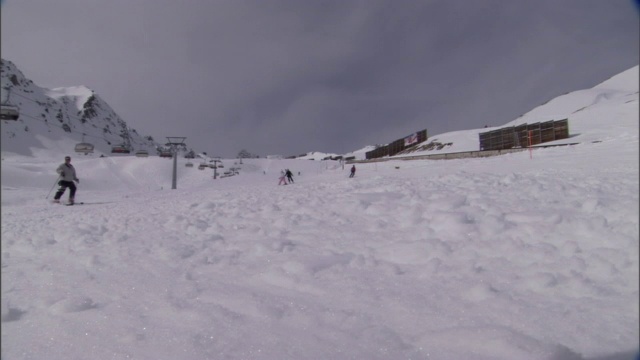 滑雪者从多雪的山上滑下来。视频素材