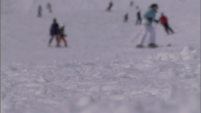 滑雪者从多雪的山上滑下来。视频素材