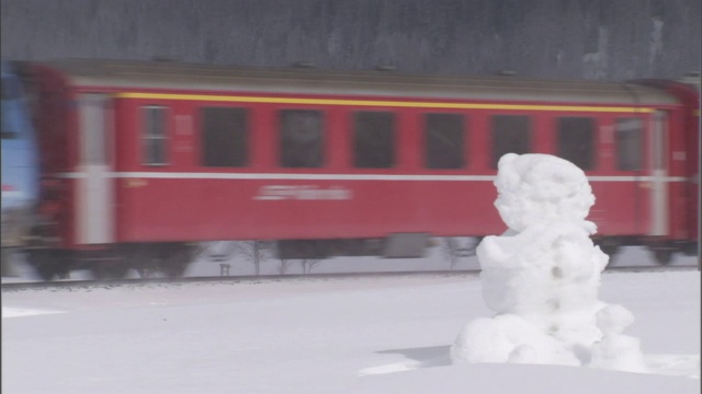 雪人坐火车旅行。视频素材