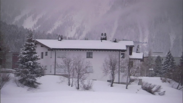 一朵雪云隐现在一座建筑物的上空。视频素材