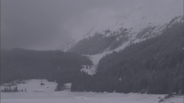 大雪遮蔽了一座山峰。视频素材