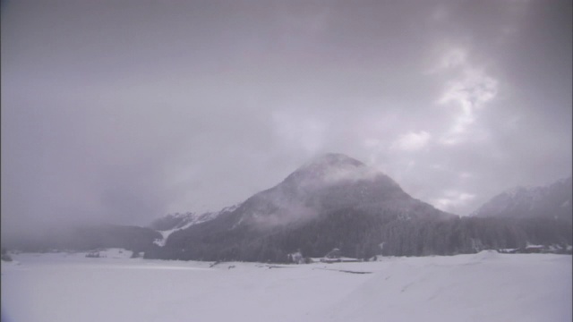 大雪覆盖了一座山。视频素材