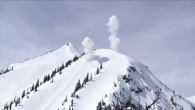 爆炸会引发雪山上的雪崩。视频素材