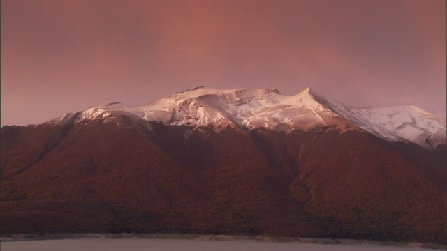 雪尘山峰。视频素材