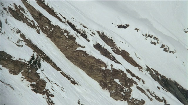 山腰发生雪崩。视频素材