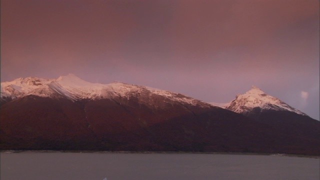 大雪覆盖着崎岖的山脉的山峰。视频素材