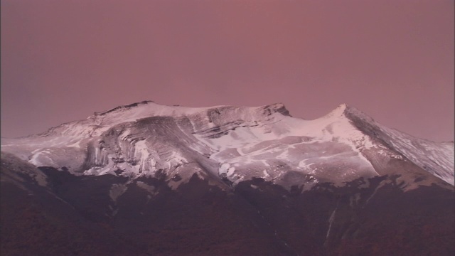 大雪覆盖了崎岖的山峰。视频素材