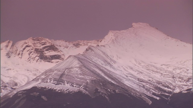 大雪覆盖了崎岖的山坡。视频素材