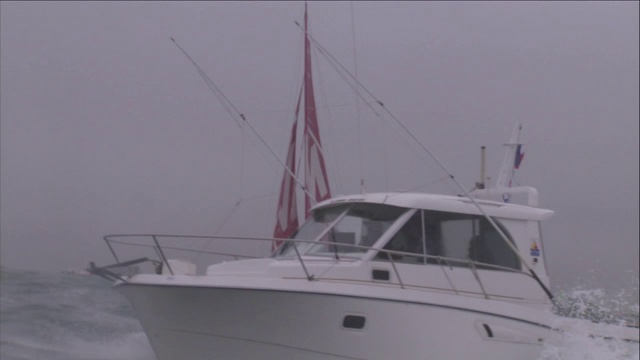 船在暴风雨中与海浪搏斗。视频素材