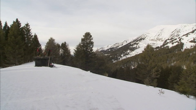 雪崩控制专家准备发动一次冲锋，把雪从山坡上赶走。视频素材