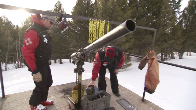 雪崩控制专家准备发动一次冲锋，把雪从山坡上赶走。视频素材