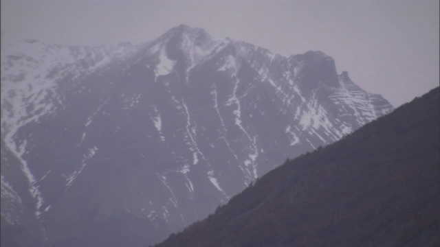 薄雾部分地遮住了远处的一座山。视频素材