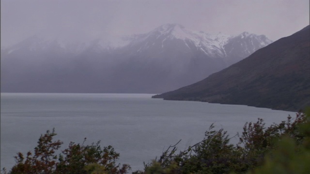 一个大湖位于山脚下。视频素材