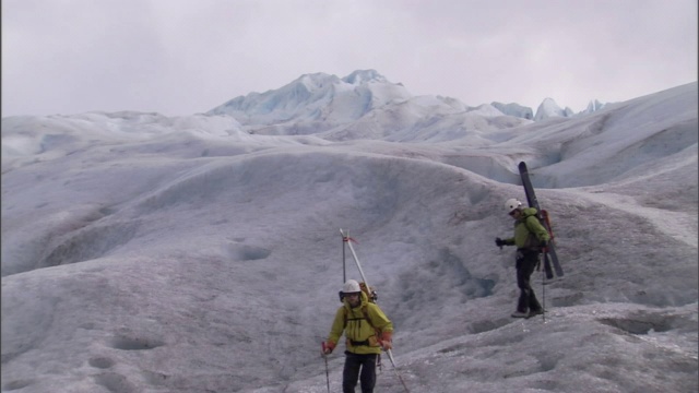 两个偏远地区的滑雪者在冰川上徒步旅行。视频素材