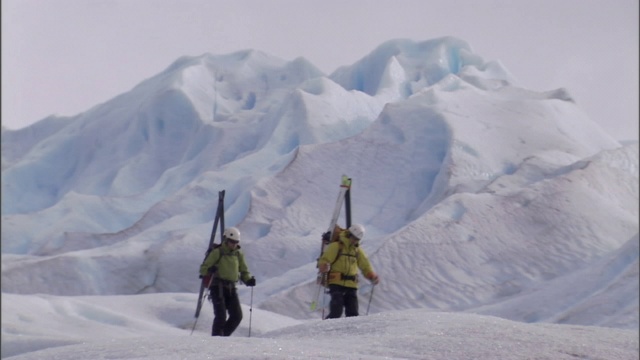 两个偏远地区的滑雪者在冰川上徒步旅行。视频素材