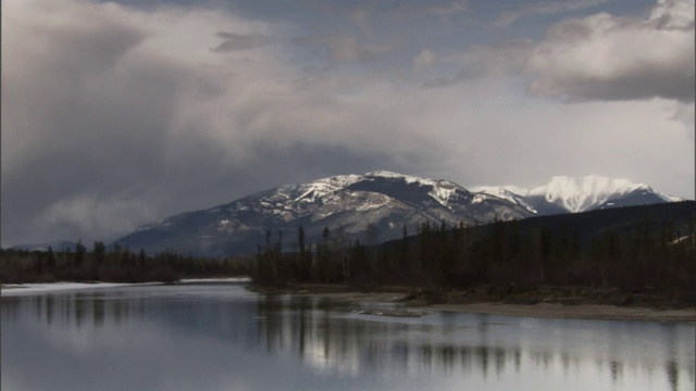 平静的湖面映出如画的风景。视频素材