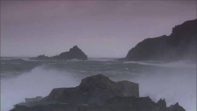 惊涛骇浪冲击着布满岩石的海岸。视频素材