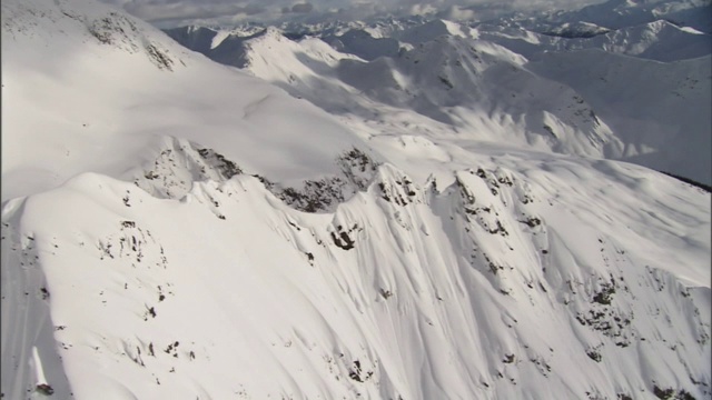 大雪覆盖了崎岖的山峰。视频素材