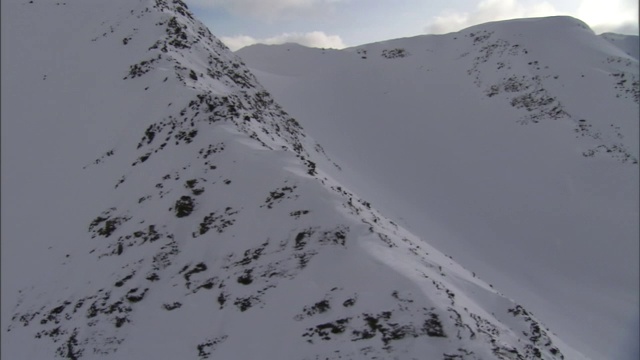 大雪覆盖了崎岖的山峰。视频素材