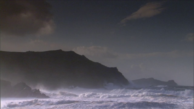 强大的海浪冲击着布满岩石的海岸线。视频素材