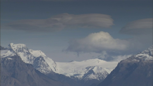 积云在雪山上飘动。视频素材