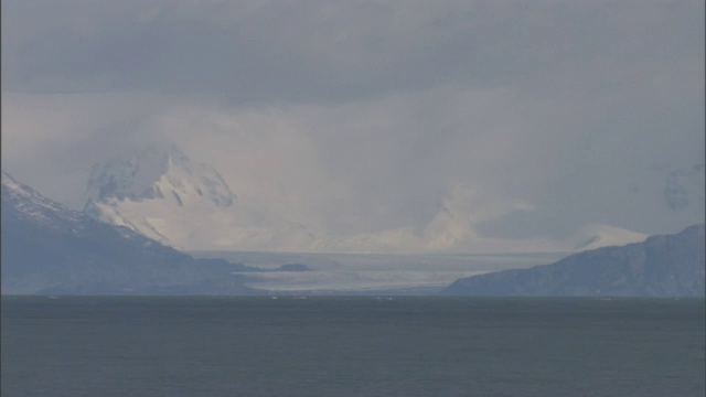 冰川为山上的湖泊提供水源。视频素材