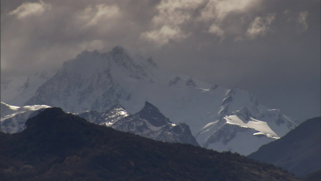 险恶的乌云笼罩着崎岖的山峰。视频素材