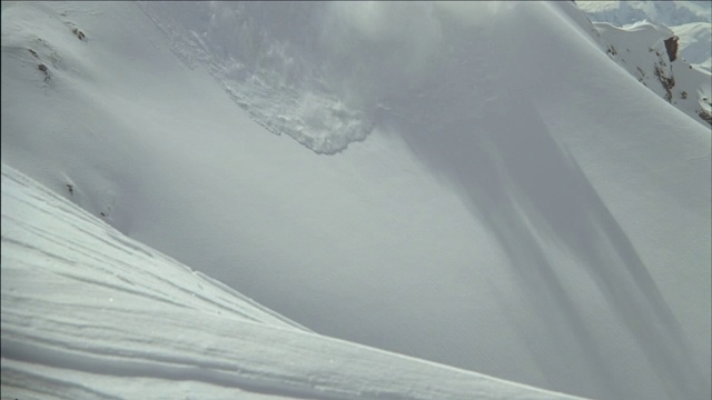 雪崩发生在山坡上。视频素材