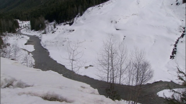 雪覆盖了山坡。视频素材