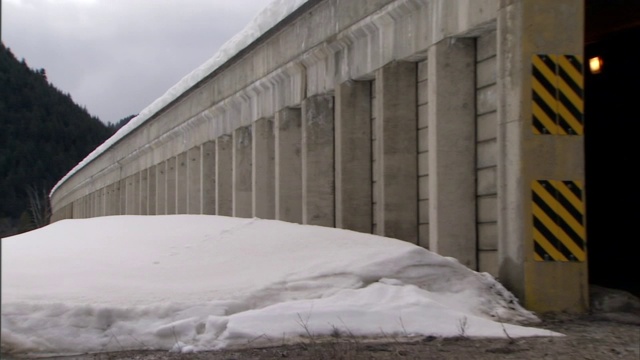 积雪堆积在混凝土隧道上。视频素材