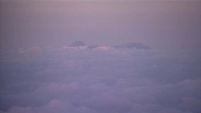 山峰高耸于积云之上。视频素材