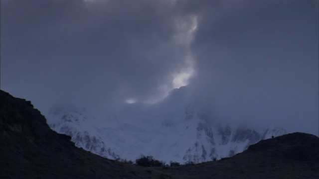 乌云遮住了雪山。视频素材