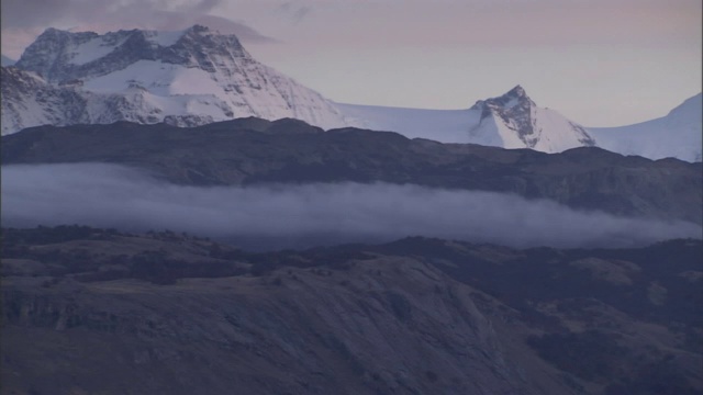 一层雾笼罩着山景。视频素材