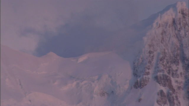 云在雪山上飘过。视频素材