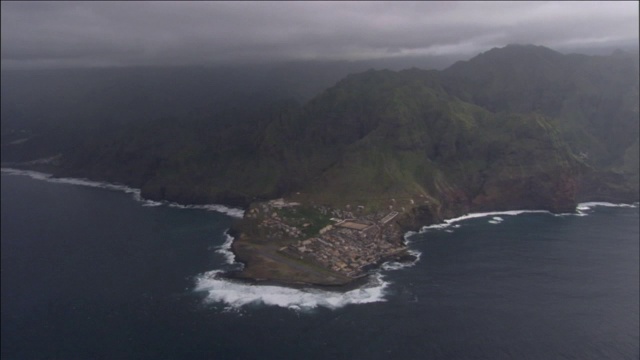 风暴云聚集在多山的海岸上。视频素材