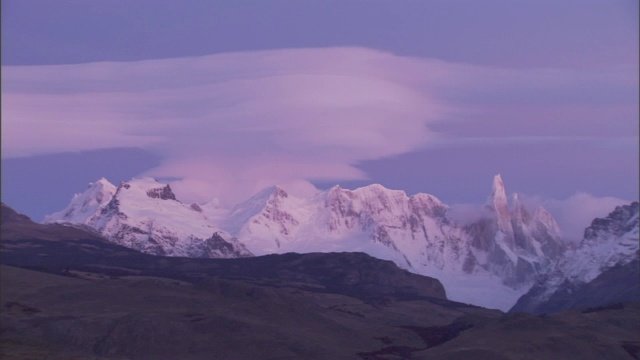 一缕白云划过雪山的山峰。视频素材