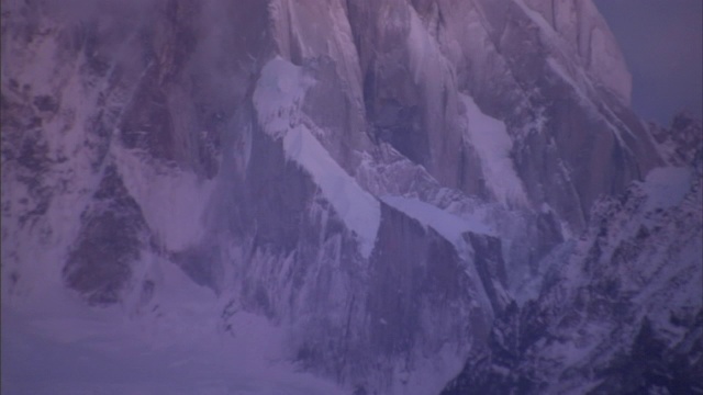 雪尘埃岩石山峰。视频素材