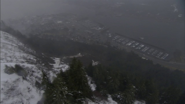 雾飘过山谷和雪山。视频素材