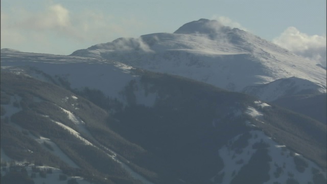 雪覆盖了山脉。视频素材