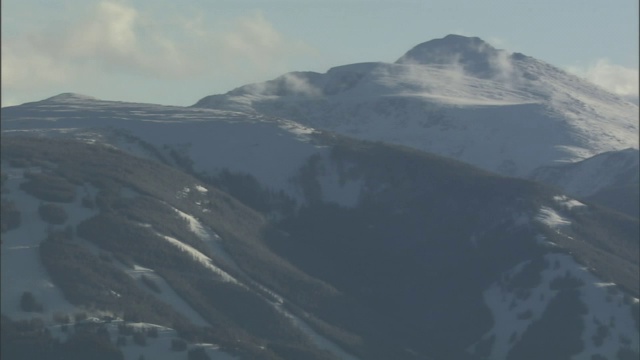 雪覆盖了山脉。视频素材