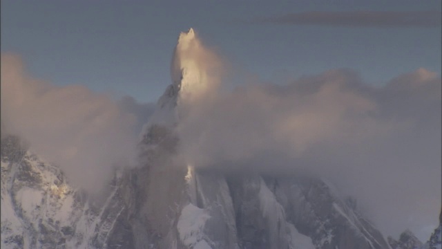 云环绕着山峰。视频素材