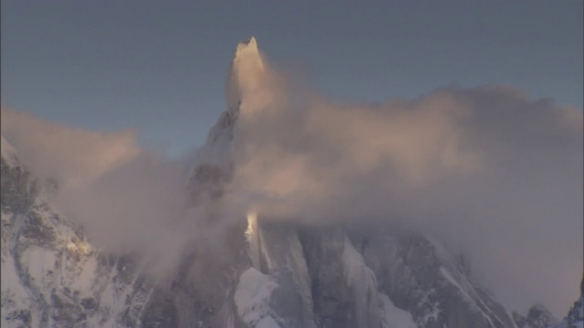 云环绕着山峰。视频素材