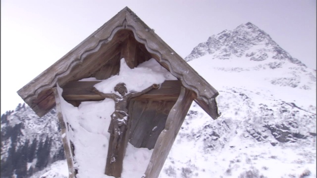 一个下雪的标志模仿了附近的山峰。视频素材