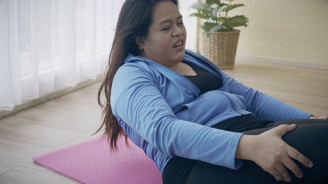 超重女性在室内锻炼。视频素材
