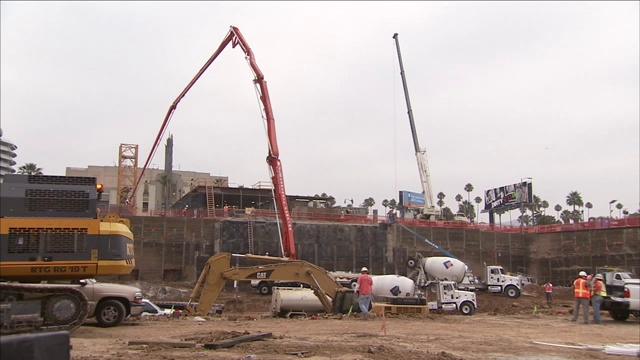 起重机在建筑工地操作。视频素材