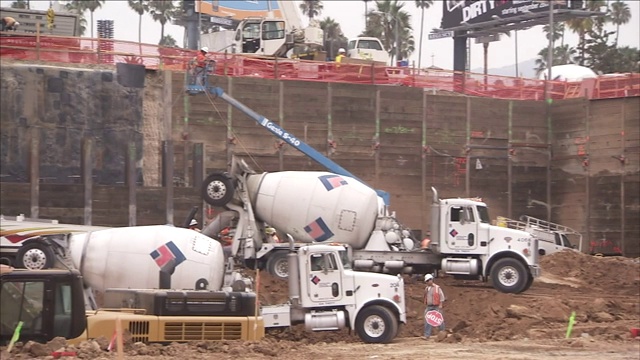 水泥车在建筑工地作业。视频素材