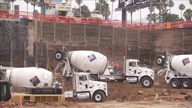 水泥车在建筑工地作业。视频素材