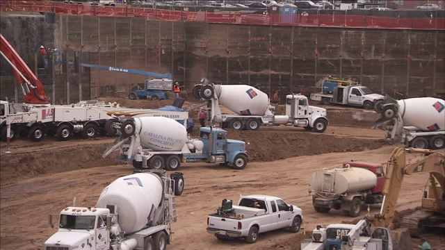 水泥卡车在建筑工地上行驶。视频素材